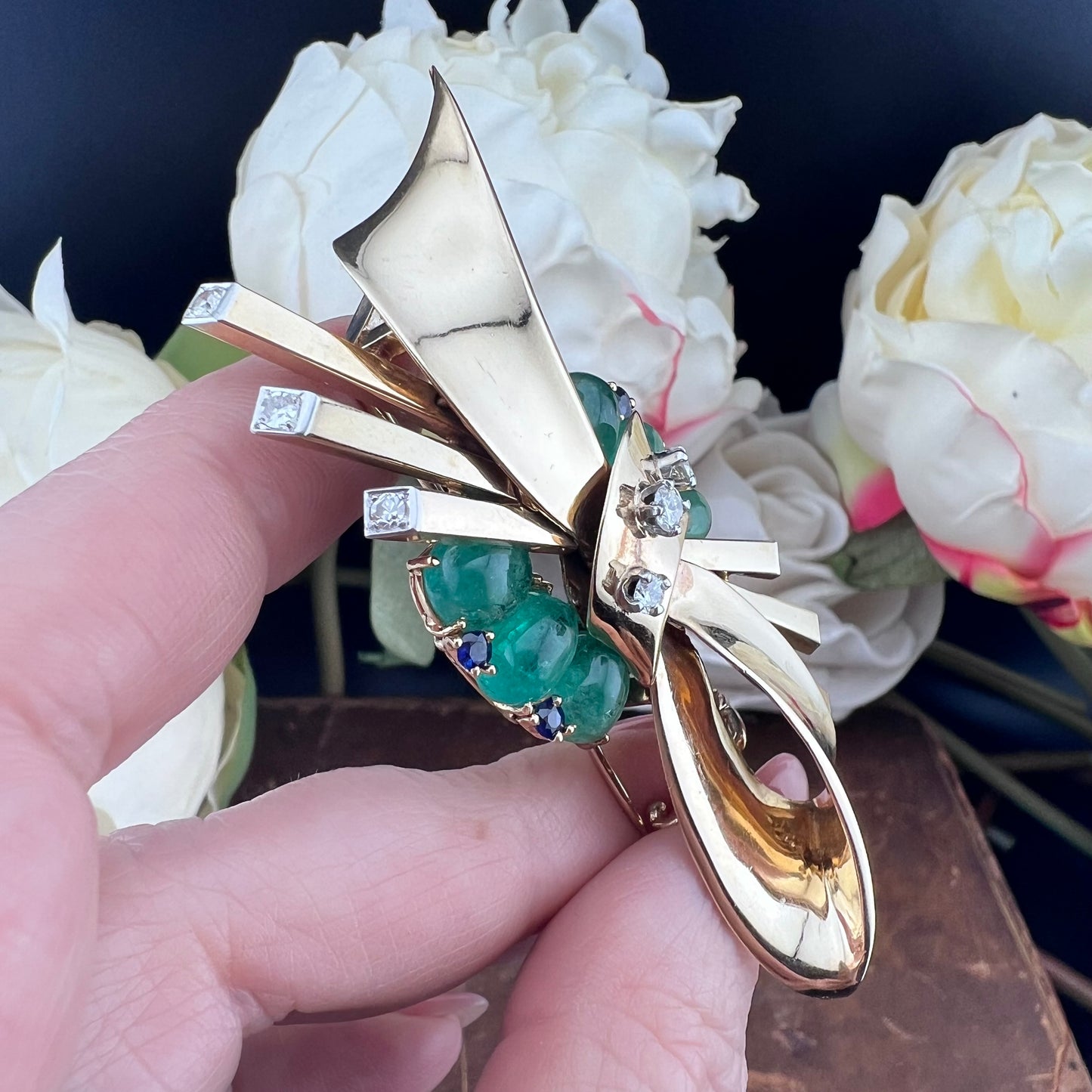 Importante spilla in oro, diamanti, smeraldi e zaffiri: Trabert & Hoeffer/Mauboussin REFLECTION