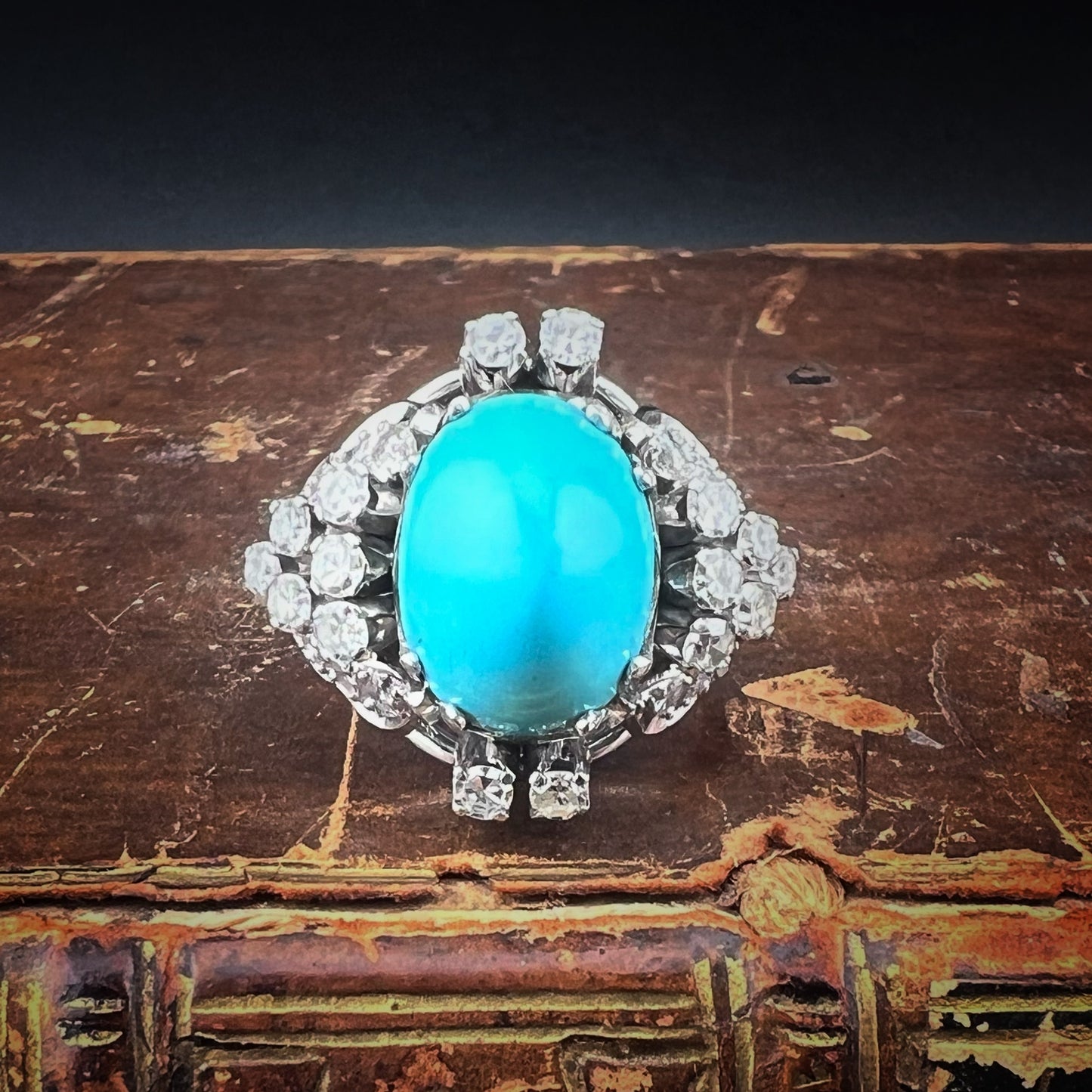 Imponente anello in oro bianco con turchese naturale e diamanti – Manifattura anni ’50
