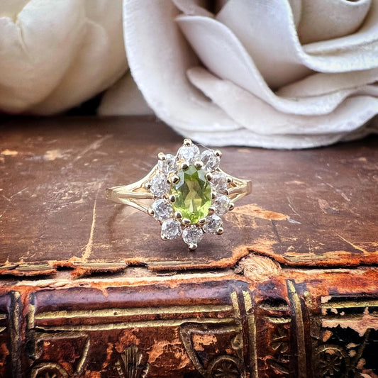 Vintage 9 Karat Goldring mit Peridot und Zirkonen – Englischer Stil