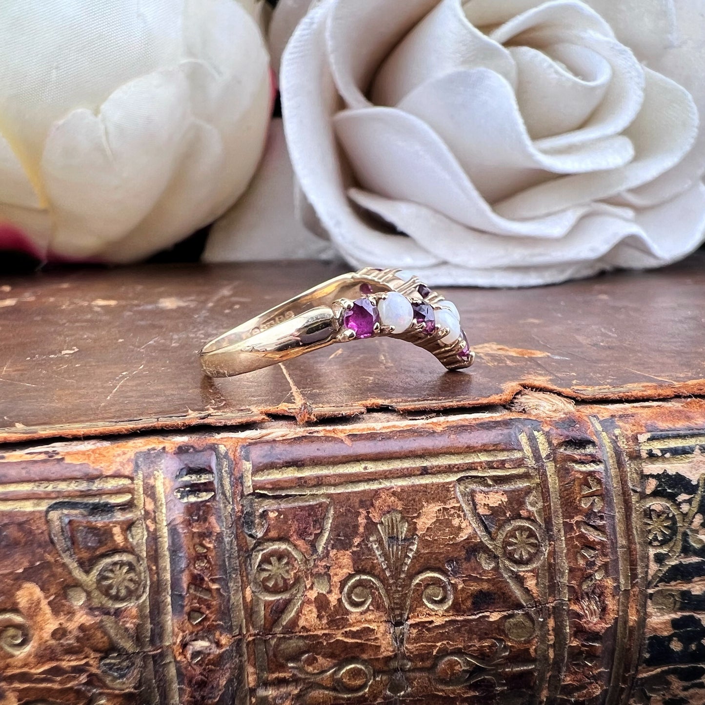 Anello Wishbone in Oro Giallo con Opali e Rubini – Londra, 1978