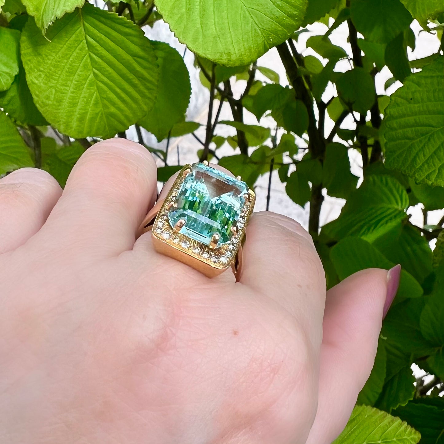 18-karätiger Goldring mit Aquamarin und Diamanten. Italien, 1960.