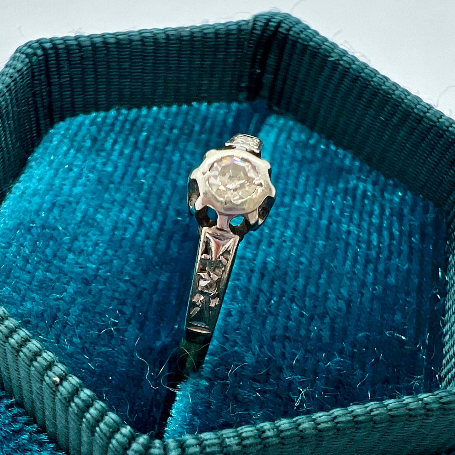 Solitaire ring with diamond from the early 1900s in 18 yellow gold