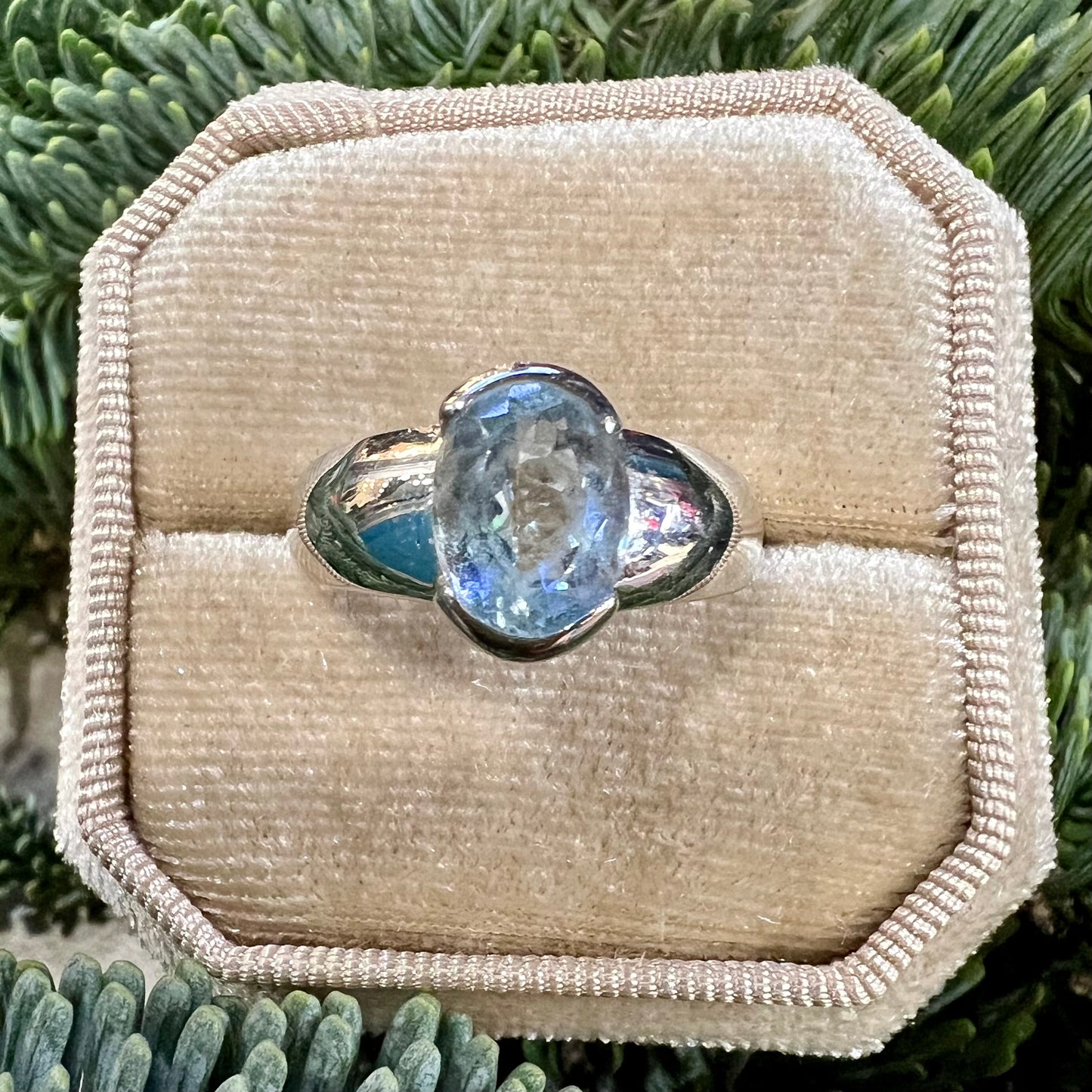 Ring with aquamarine and 18k white gold