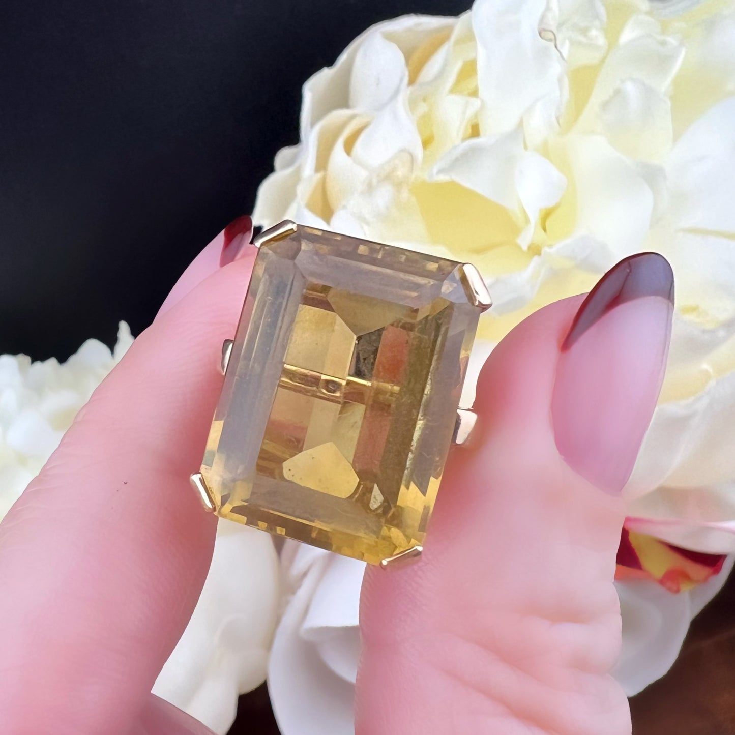 Anello cocktail con citrino taglio smeraldo – Londra, 1962