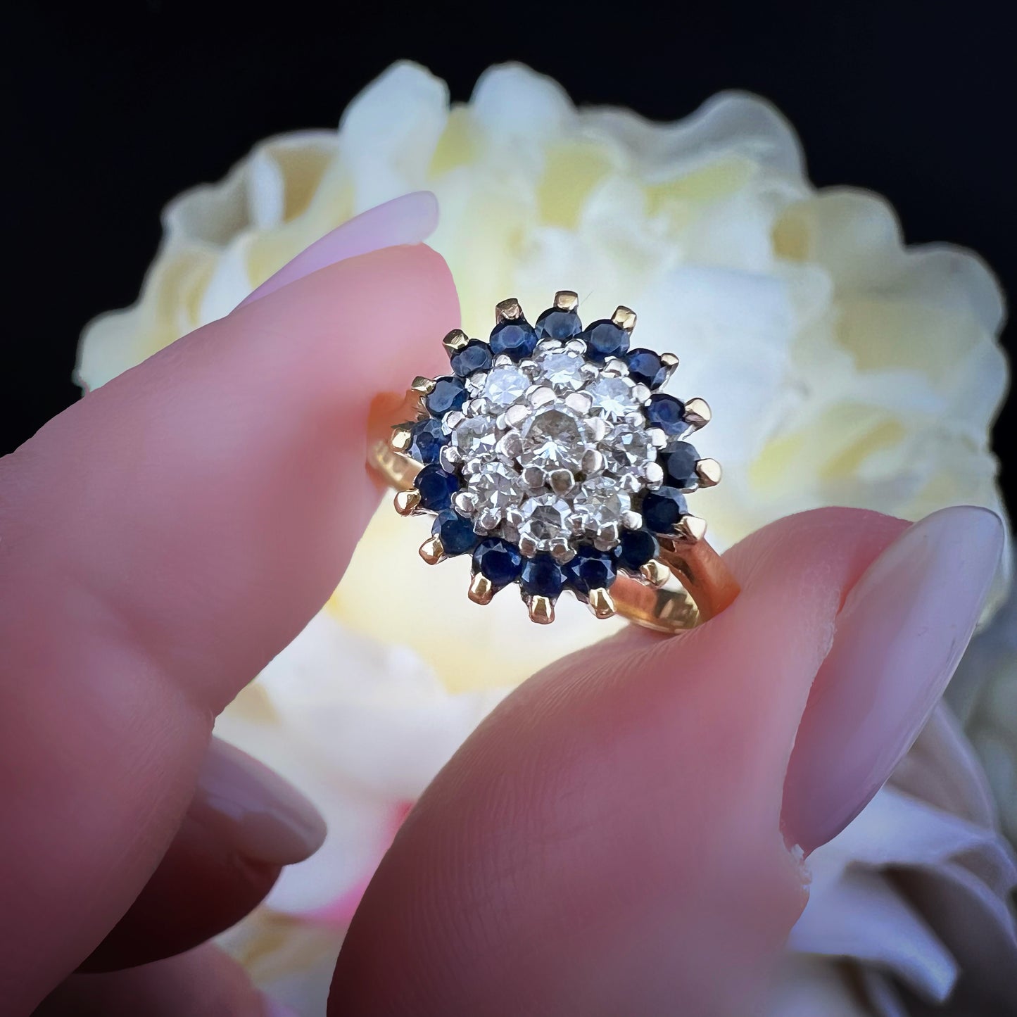 Anello Margherita in oro giallo 18 carati con diamanti e zaffiri – Londra, 1989