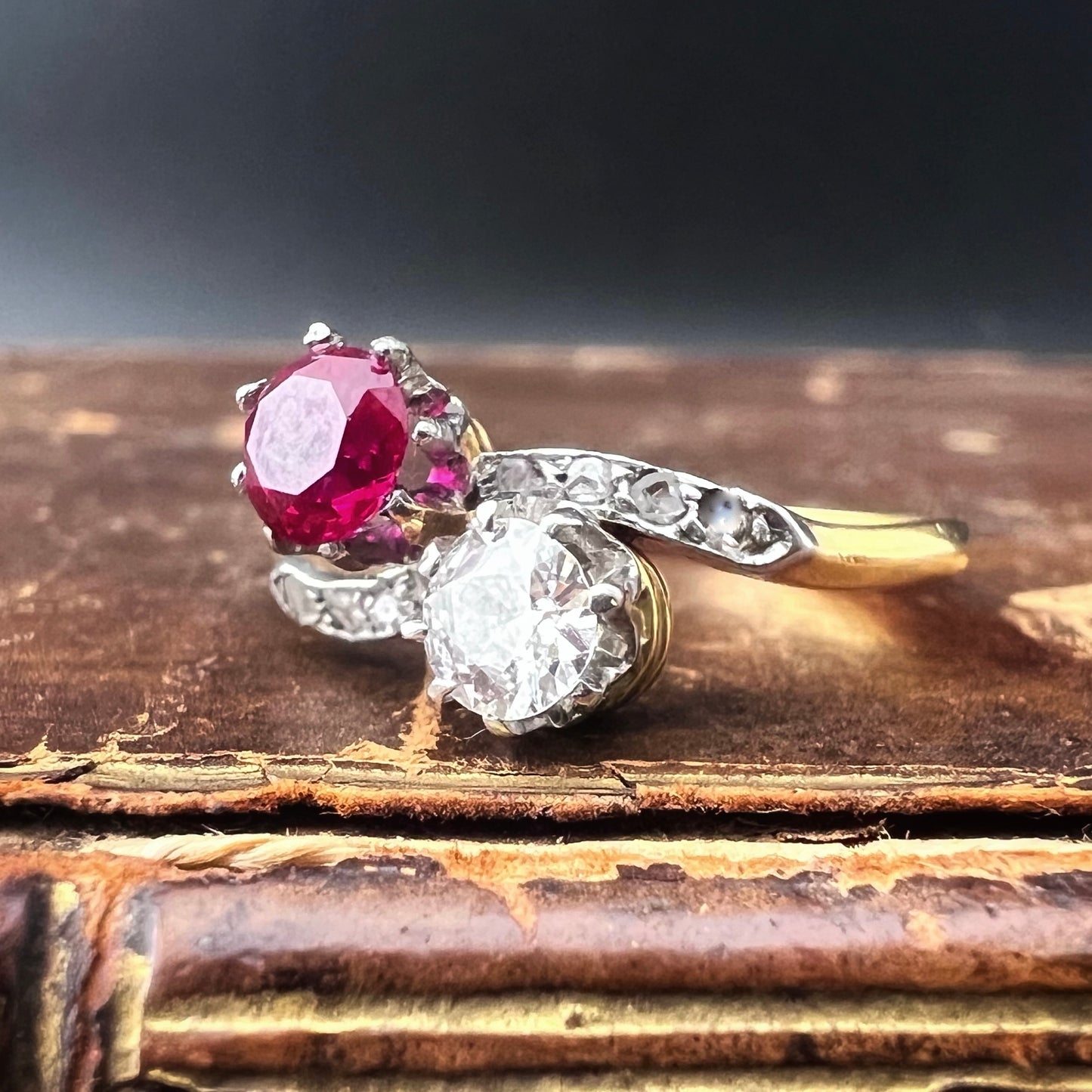 Toi et moi - contrariè ring in 18 ct gold with 0.40 ct old mine diamond and synthetic ruby