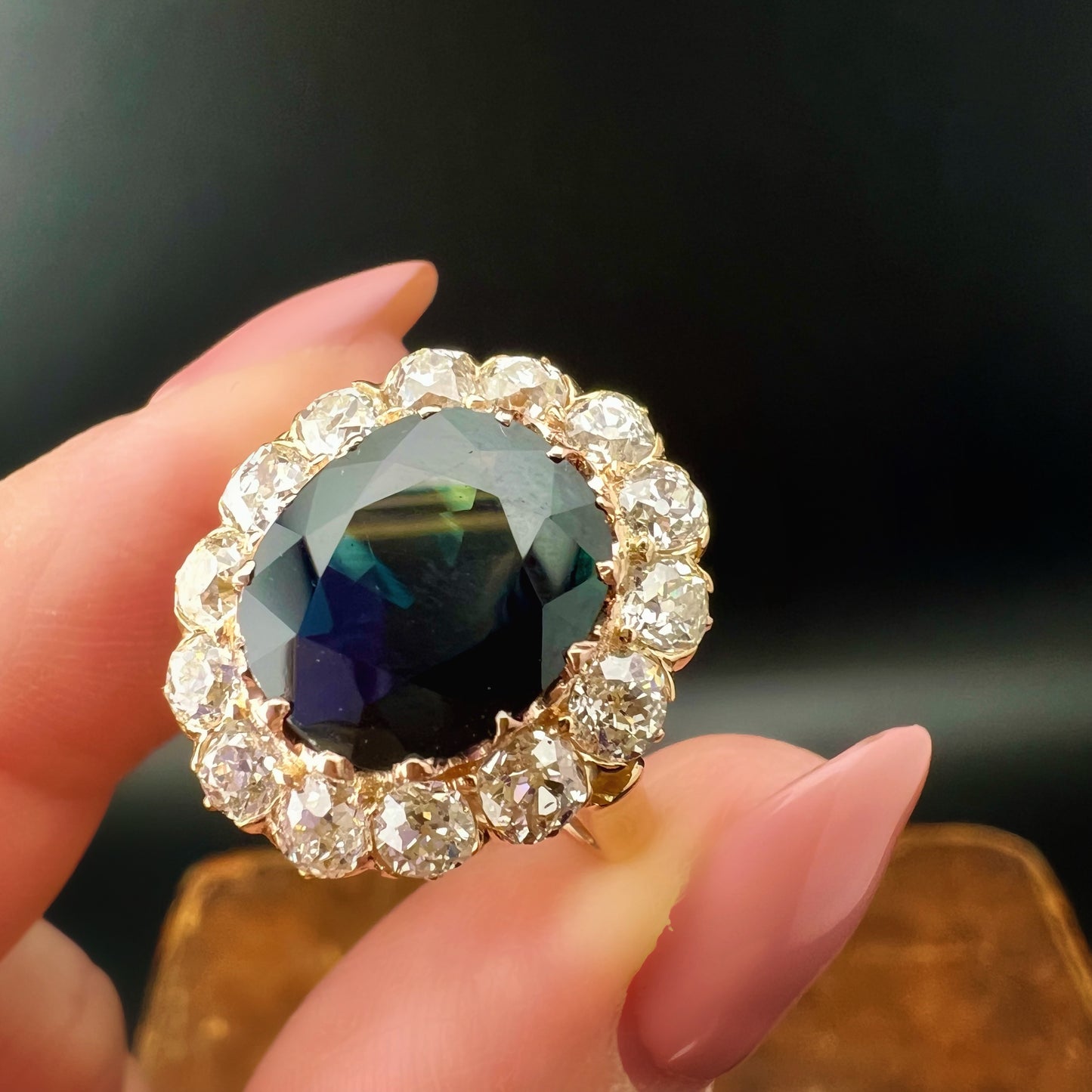 Gänseblümchenring aus 18 Karat Gold mit Altminendiamanten und einem natürlichen Saphir von 4,46 Karat