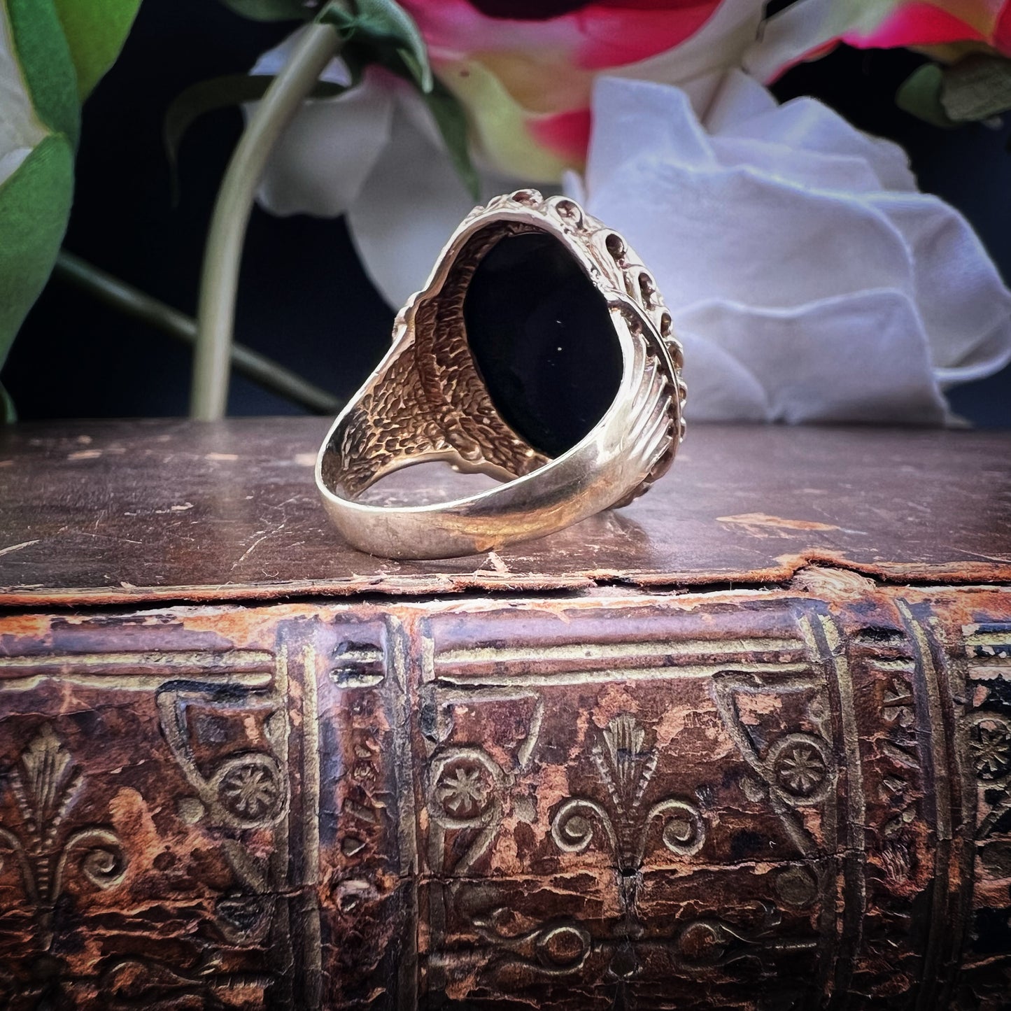 GOLD AND CARVED BASALT SIGNET RING – LONDON, 1972