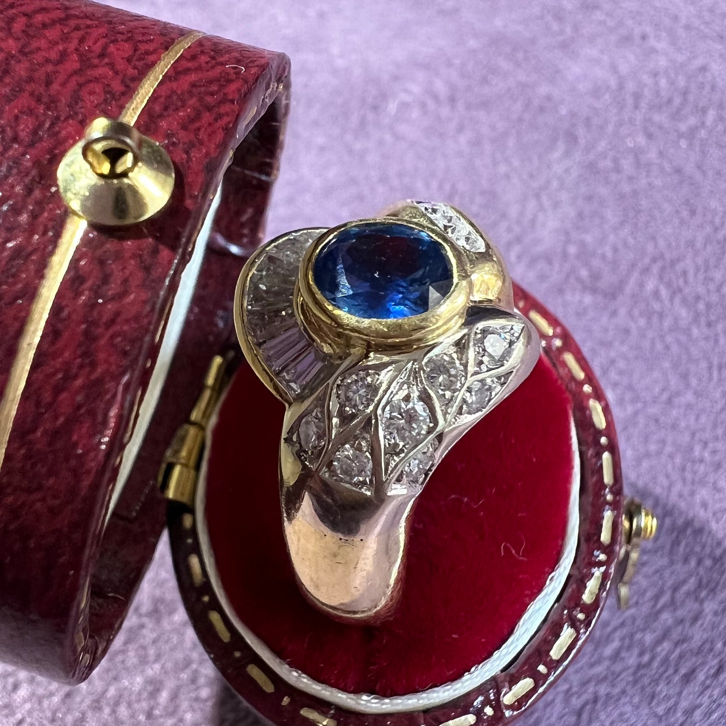 Sapphire ring and diamond skirt in 18k gold