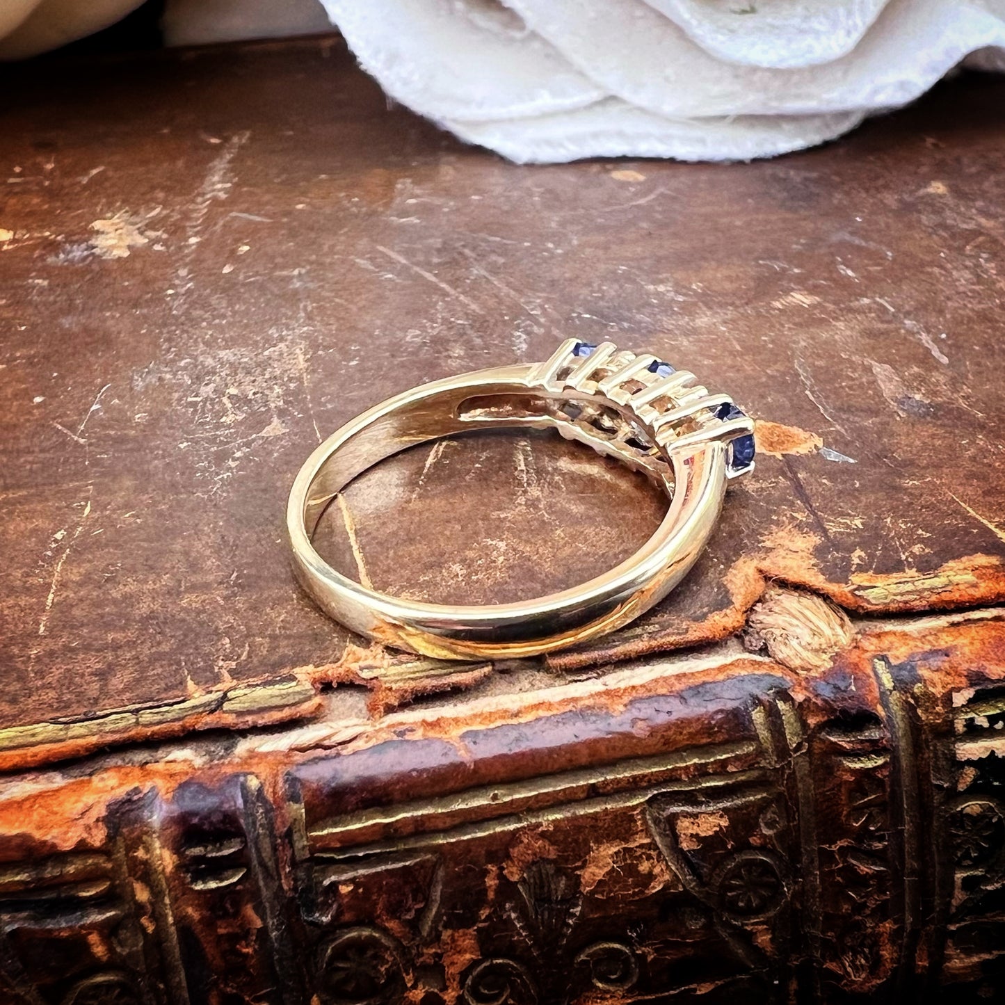 Anello vintage in oro con topazi blu e diamanti – Inghilterra, anni ’80