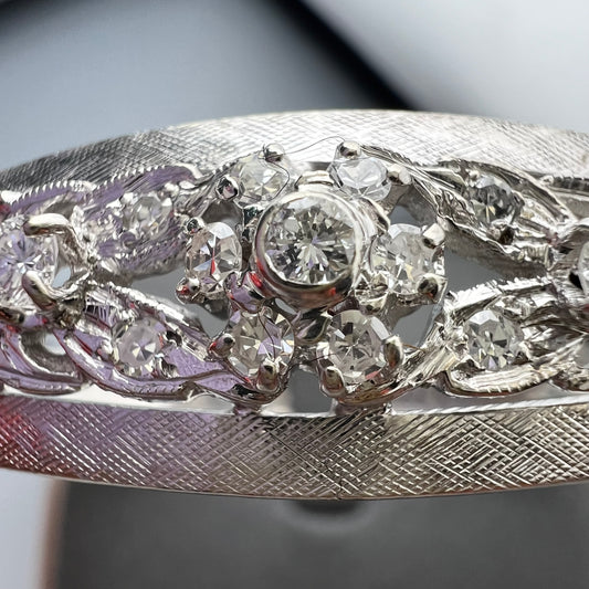 Manschettenarmband aus 14 Karat Weißgold und Diamanten