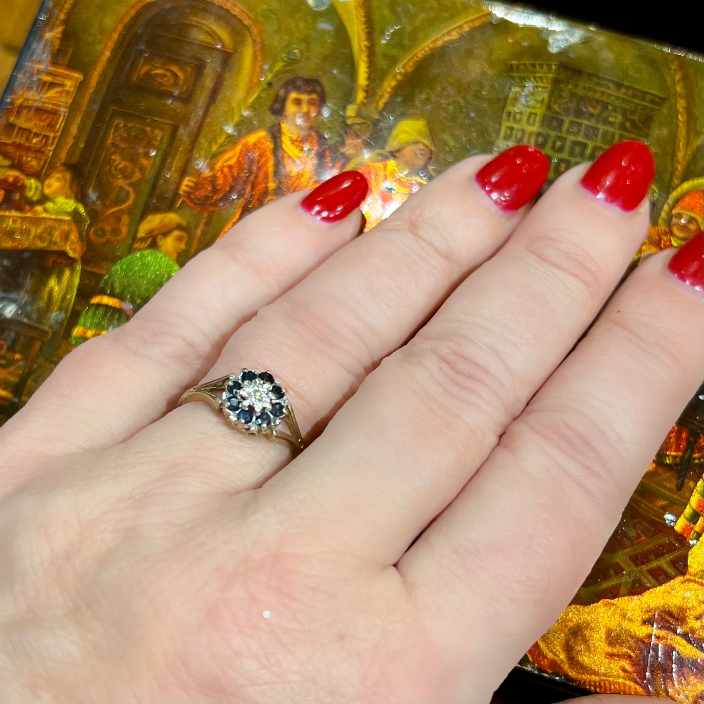 Daisy ring with sapphires and central diamond