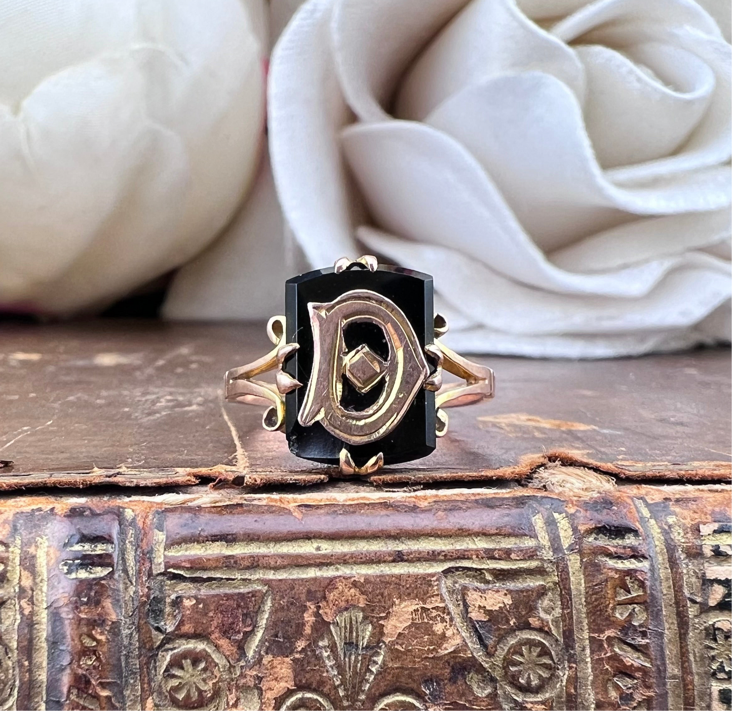 Anello eduardiano in oro e onice con lettera D