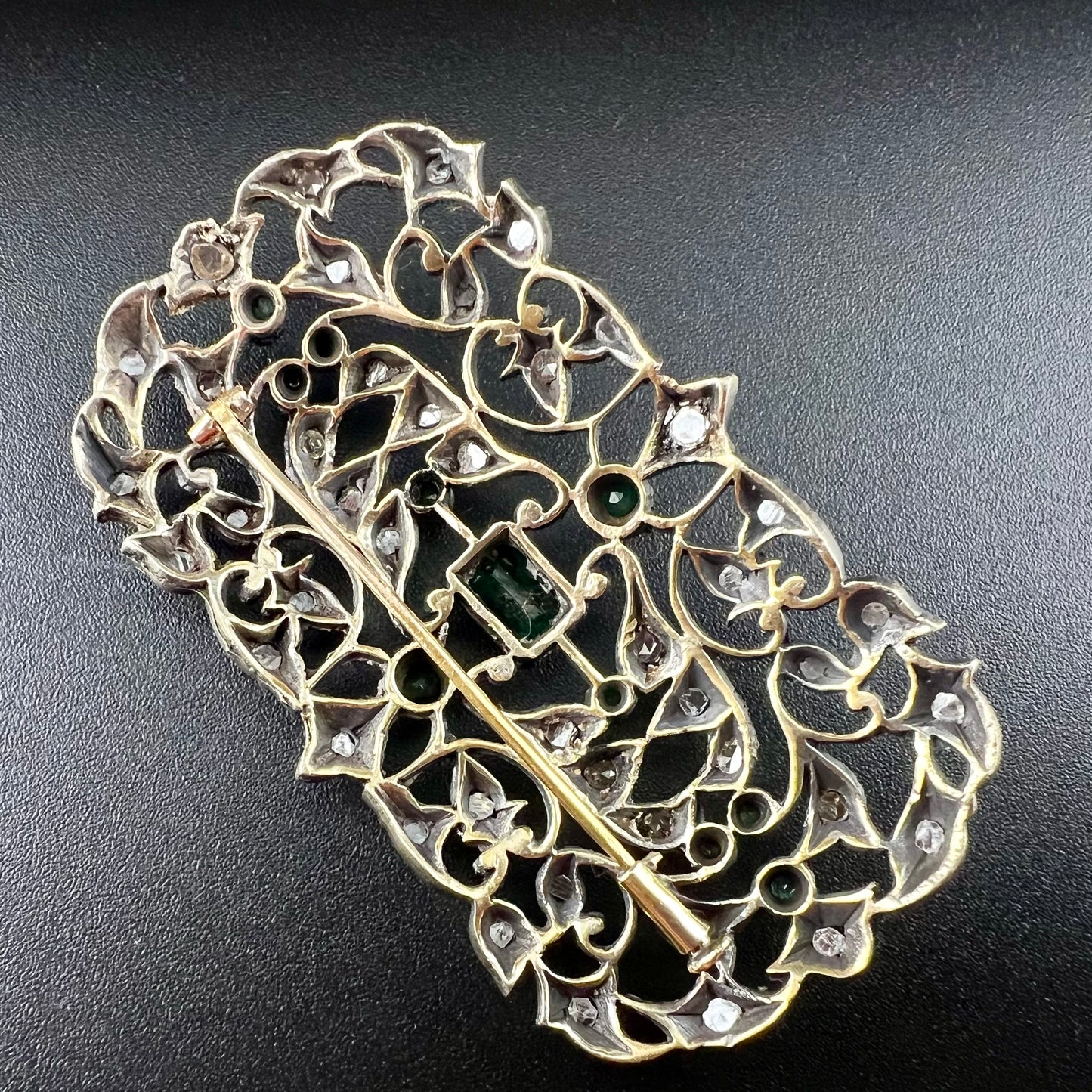 Antique 18K gold and silver brooch with diamonds and a central emerald. Italy, 1900-1910.