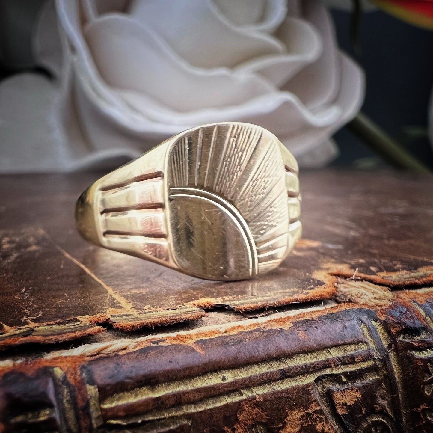 Chevalier vintage in oro con incisione a raggiera