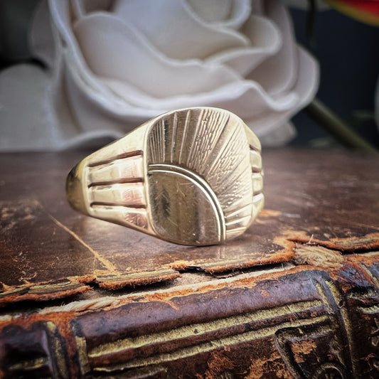 Chevalier vintage in oro con incisione a raggiera