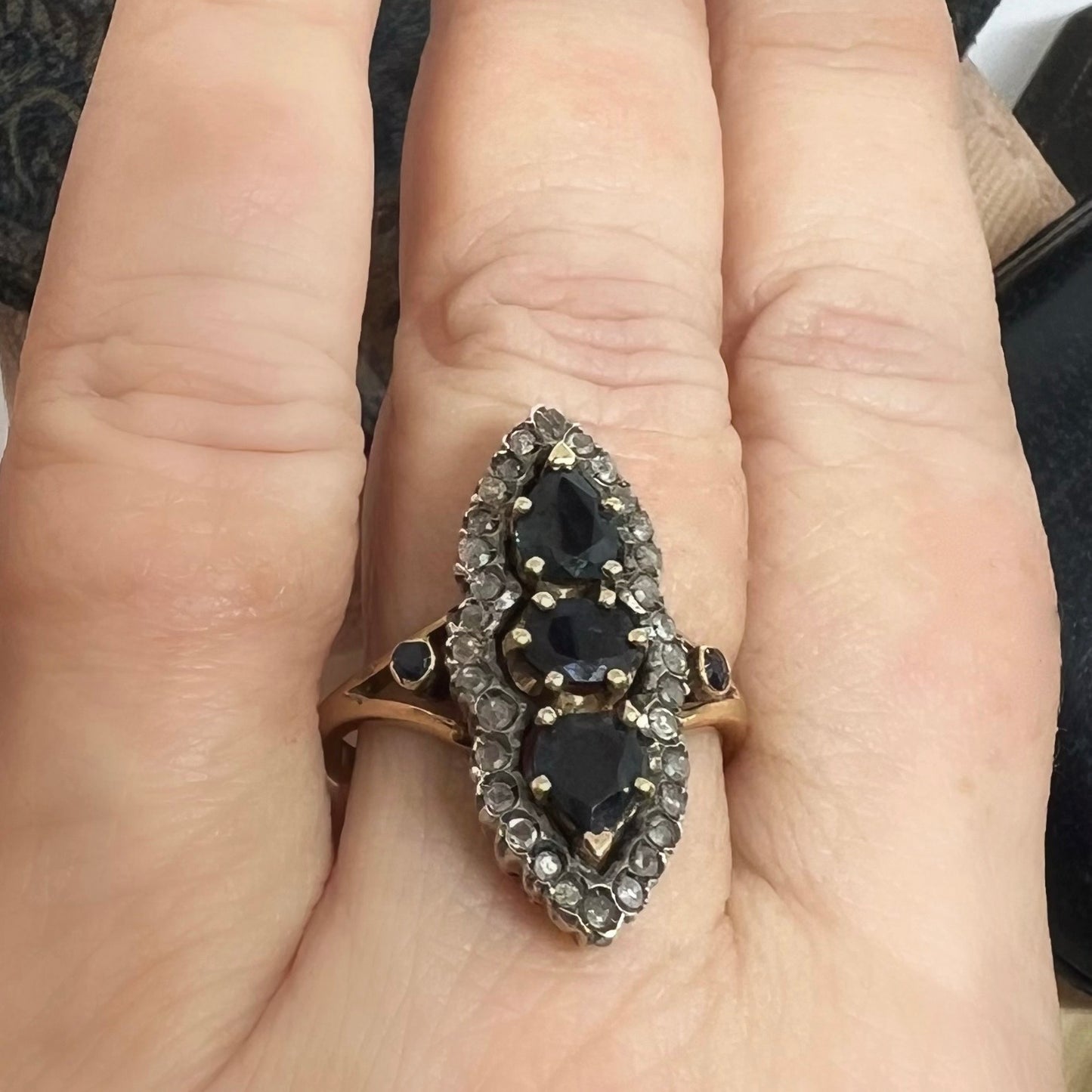 “Figaro” ring in 18k gold, diamonds and sapphires