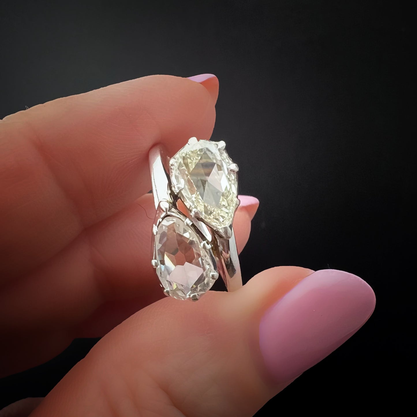 18K white gold “Toi et Moi” contrariè ring with pear-cut diamonds – Italy, 1920s