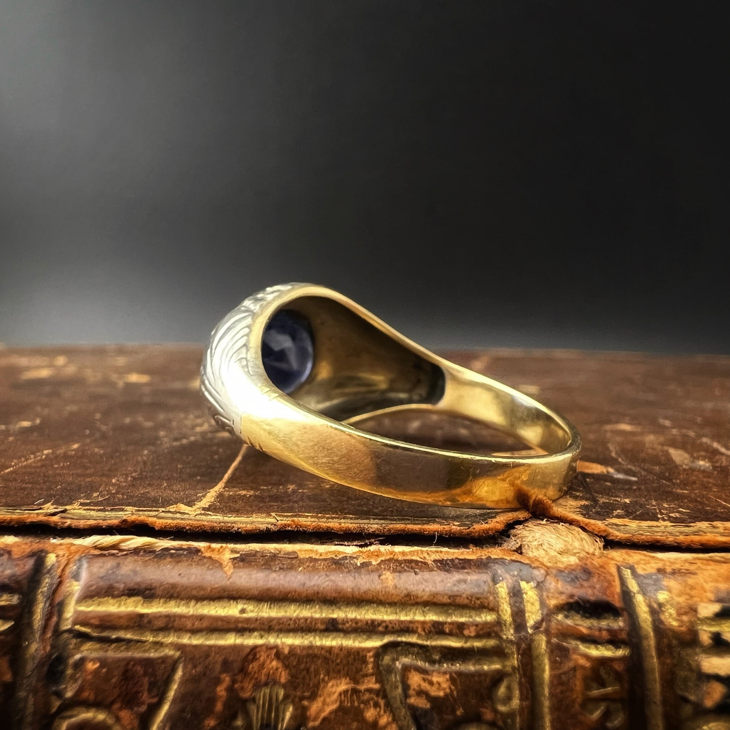 18 Karat Gelb- und Weißgoldring mit synthetischem Saphir aus den 1950er Jahren