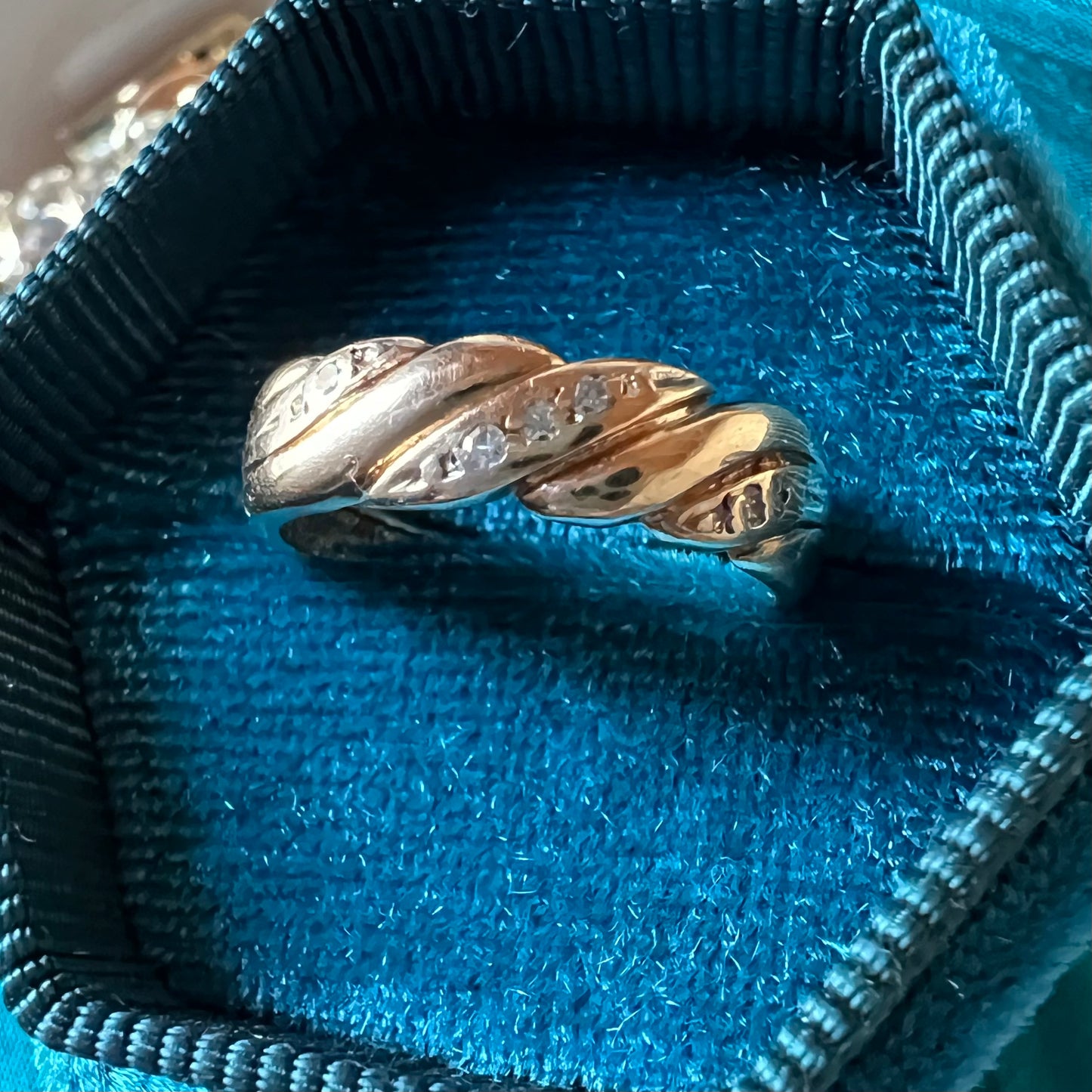 Band ring with diamonds