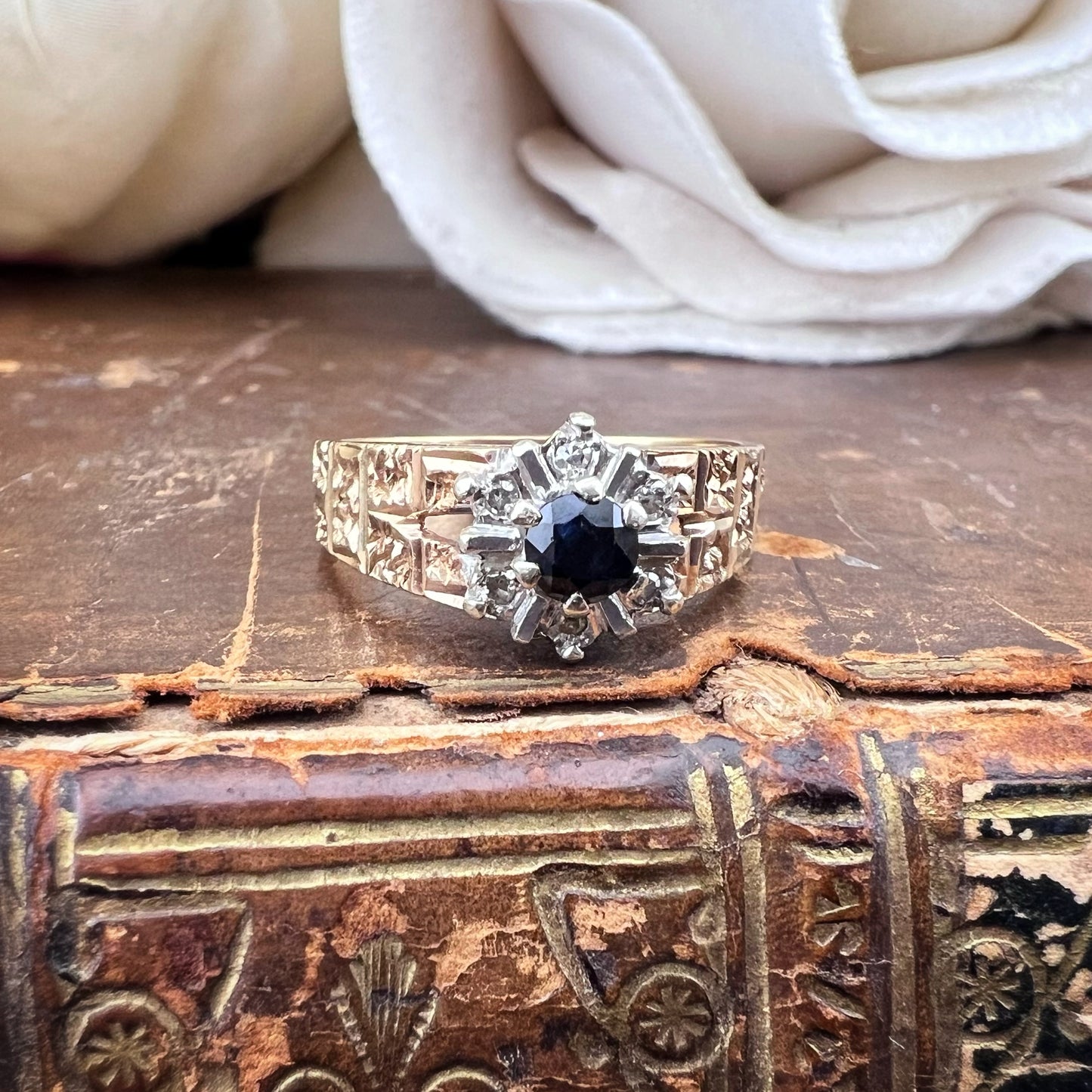 Anello Margherita in oro giallo e bianco con zaffiro e diamanti – Birmingham, 1976