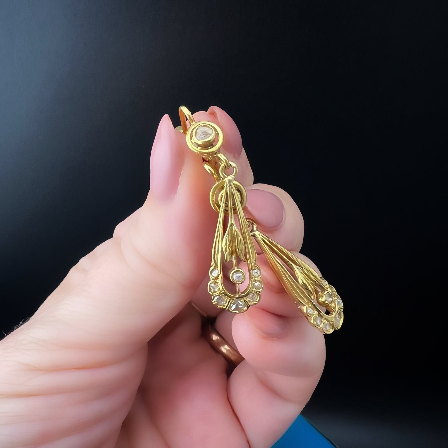 Pair of Art Nouveau earrings in 18K gold and diamonds