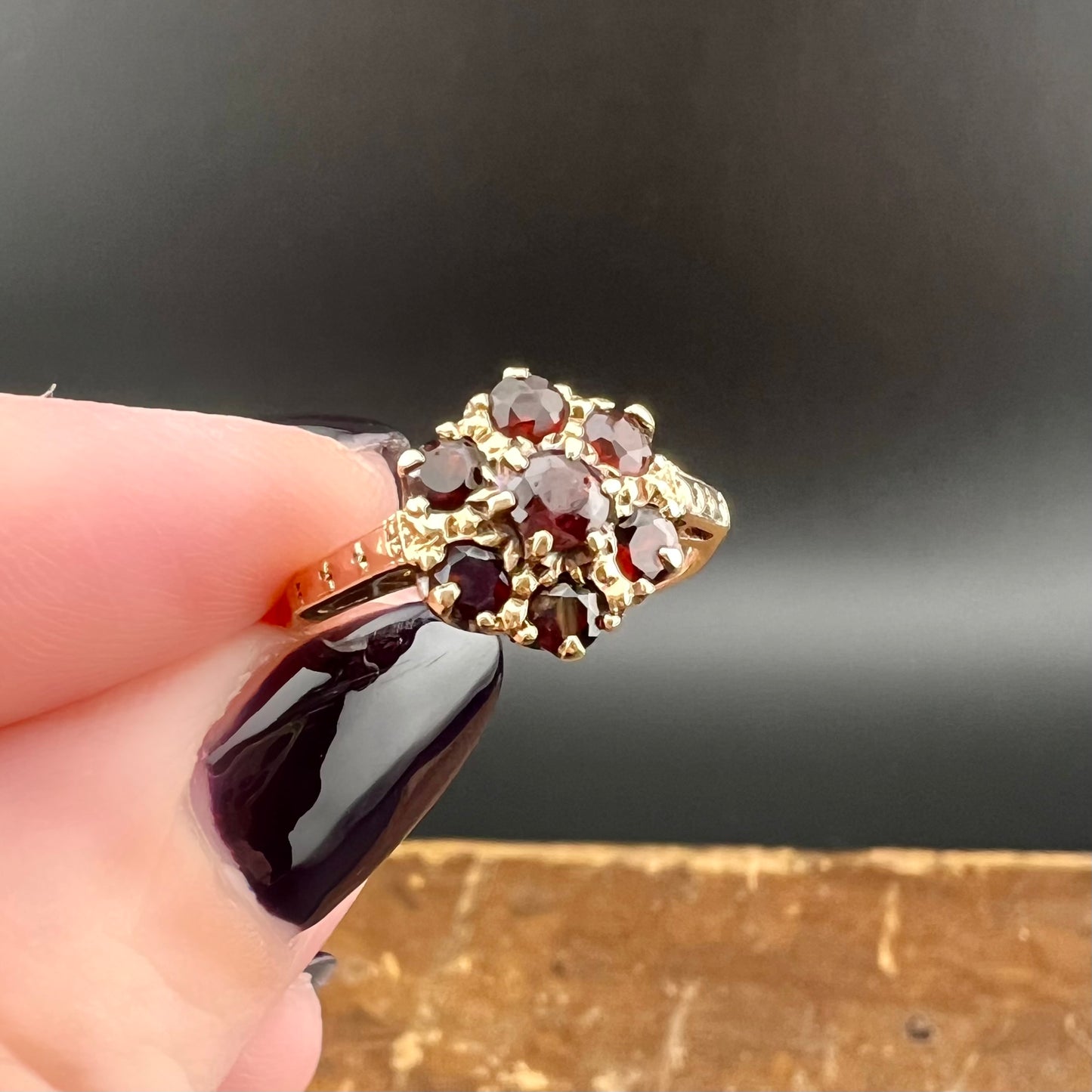 9ct gold daisy ring with garnets