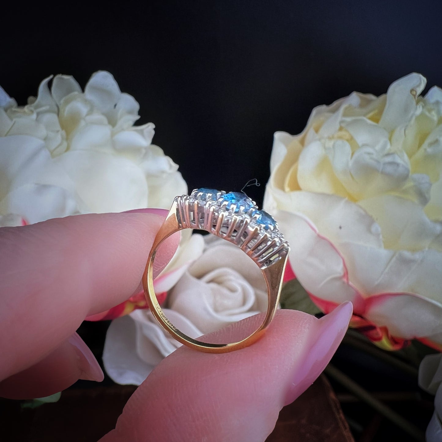 18K gold ring with diamonds and blue topazes