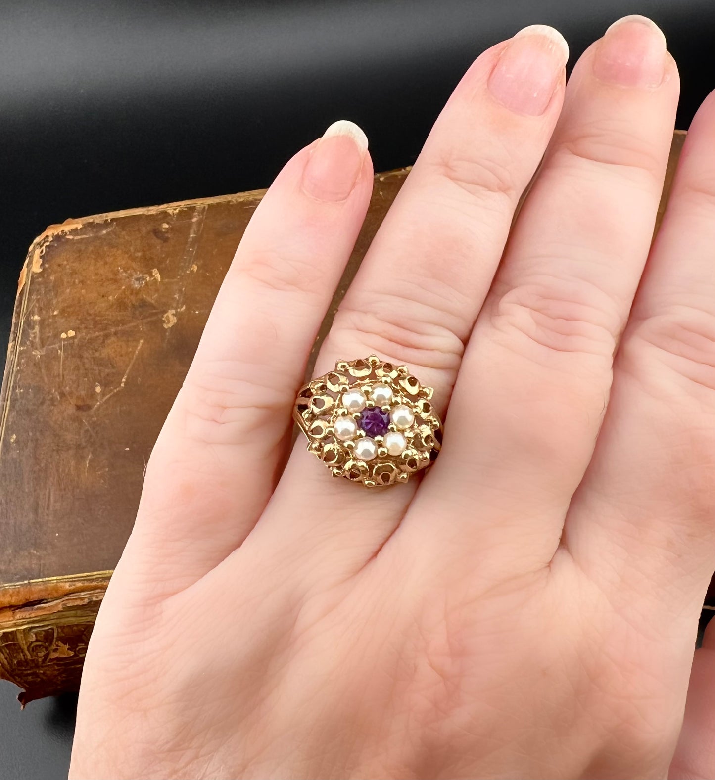 Goldener Gänseblümchenring mit Amethyst und Perlen