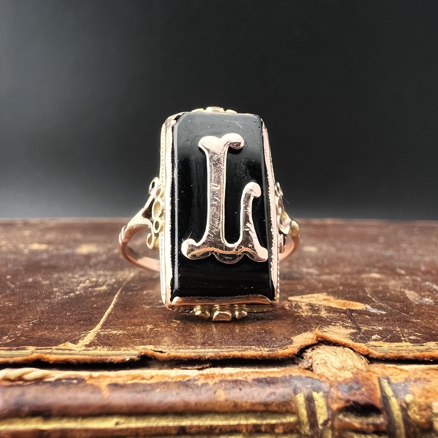 Antique English 9ct gold and onyx ring with letter “L”