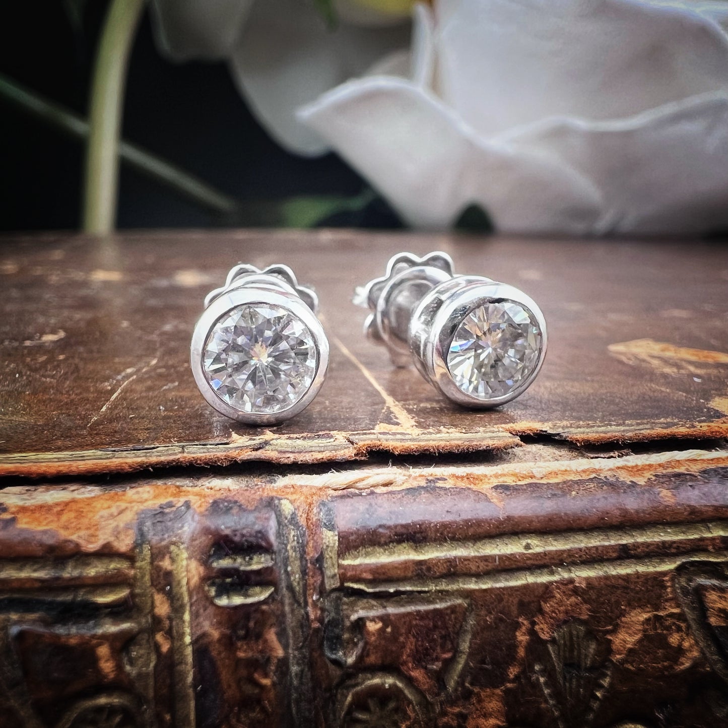 Orecchini vintage in oro bianco con diamanti da 0.60 ct ciascuno