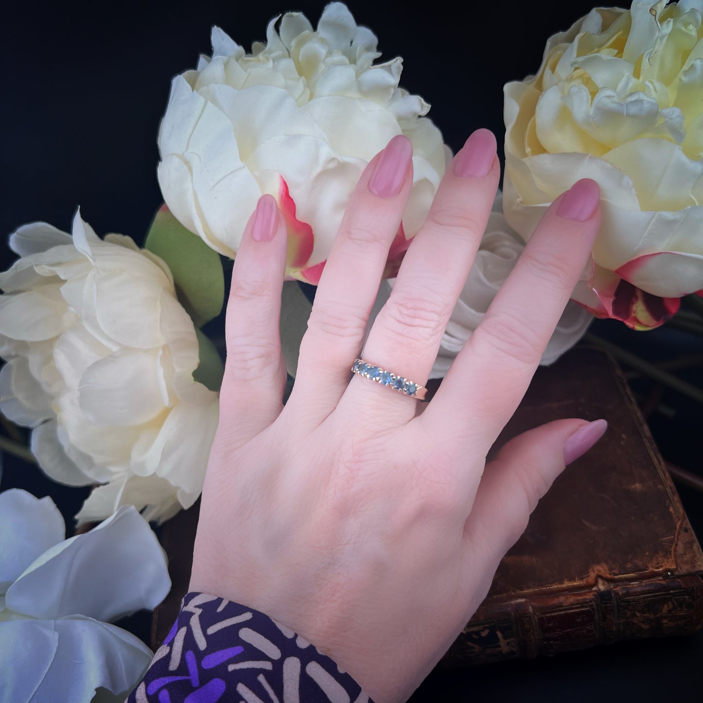 Wedding ring with 6 blue sapphires