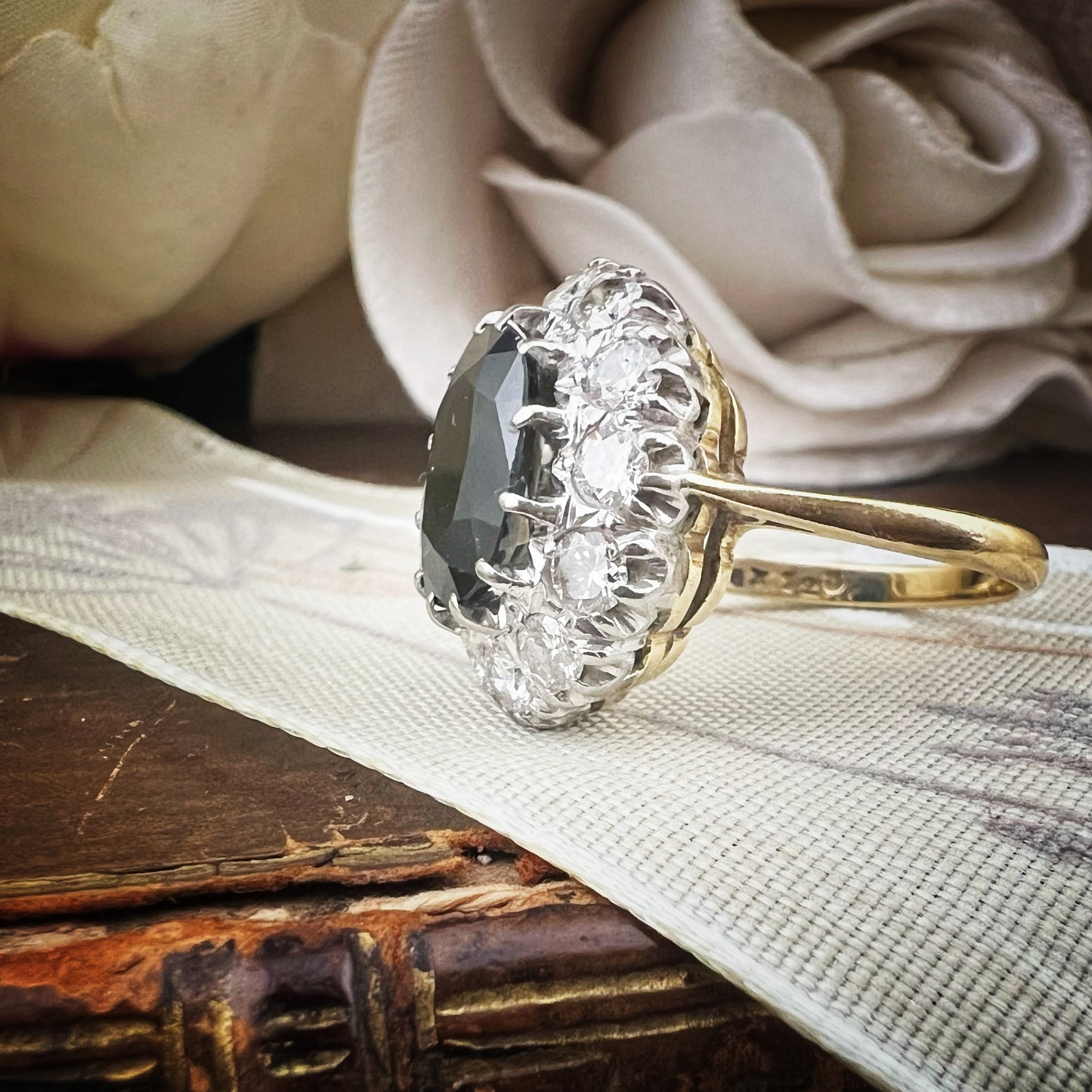 Anello a margherita in oro 18 ct con zaffiro e diamanti