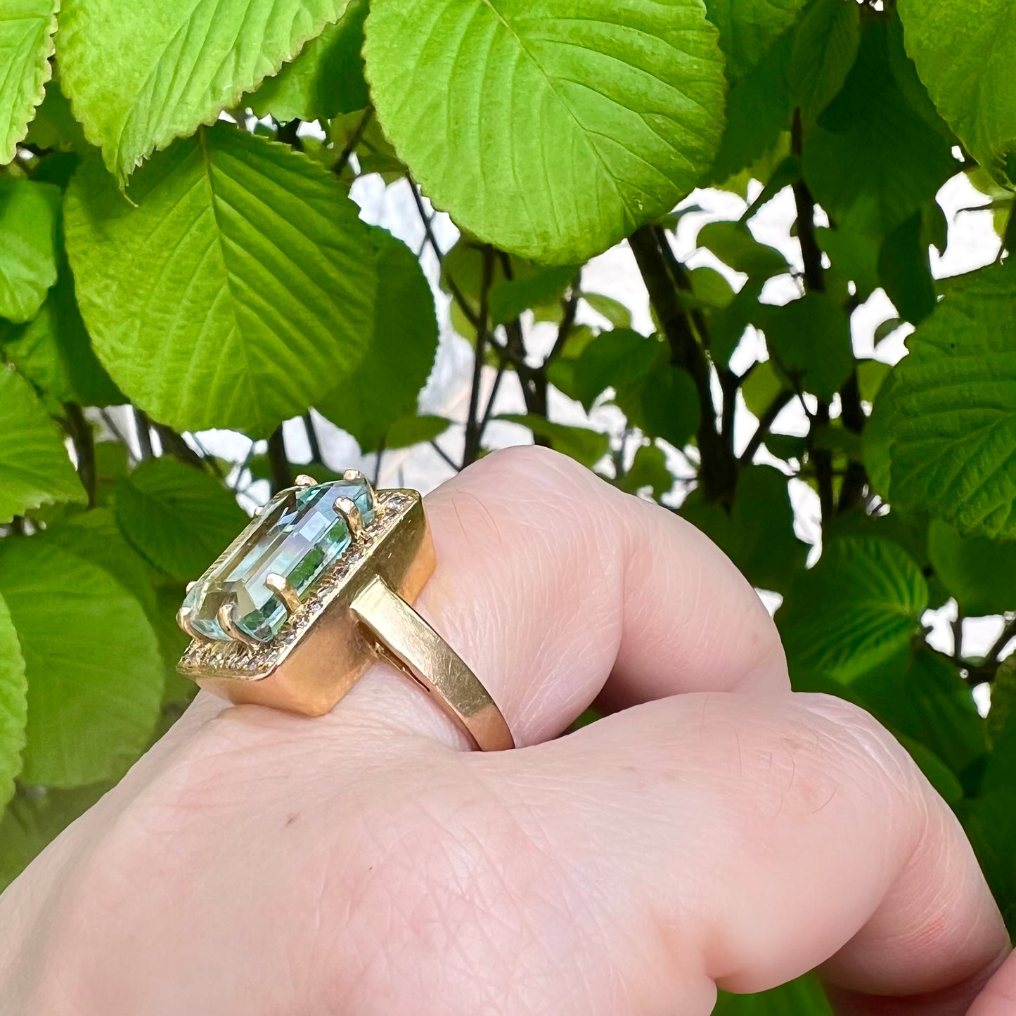 18-karätiger Goldring mit Aquamarin und Diamanten. Italien, 1960.