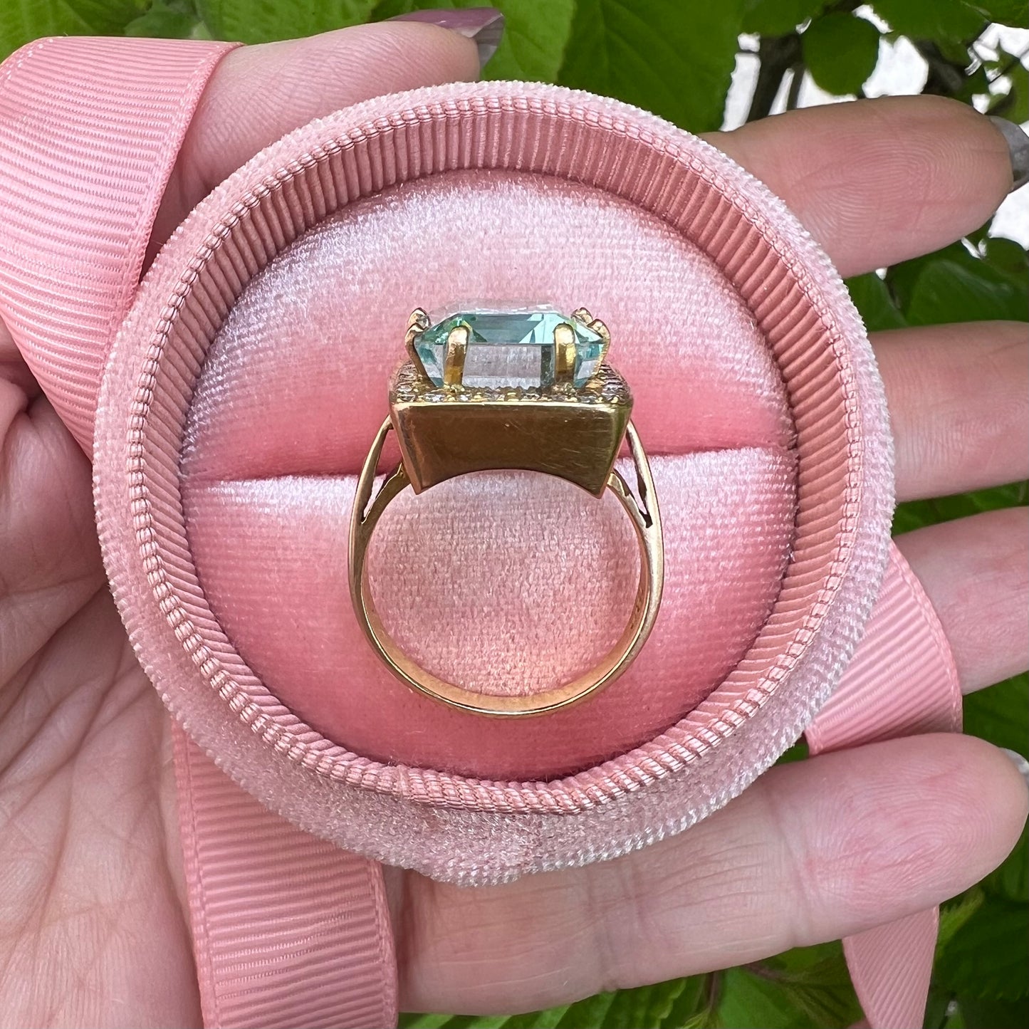 18-karätiger Goldring mit Aquamarin und Diamanten. Italien, 1960.