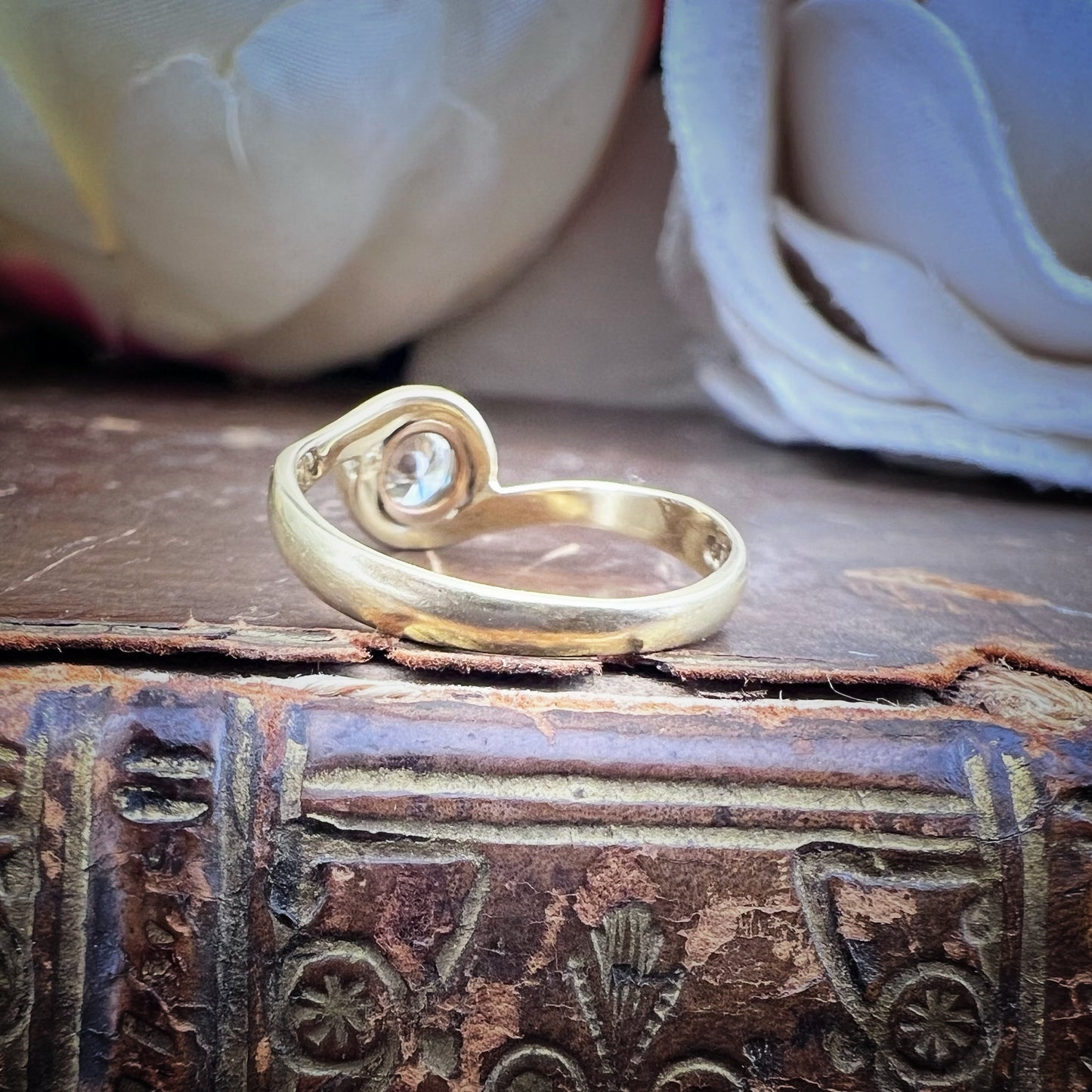 Elegante anello solitario vintage realizzato a Birmingham nel 1985, in oro giallo 9 carati
