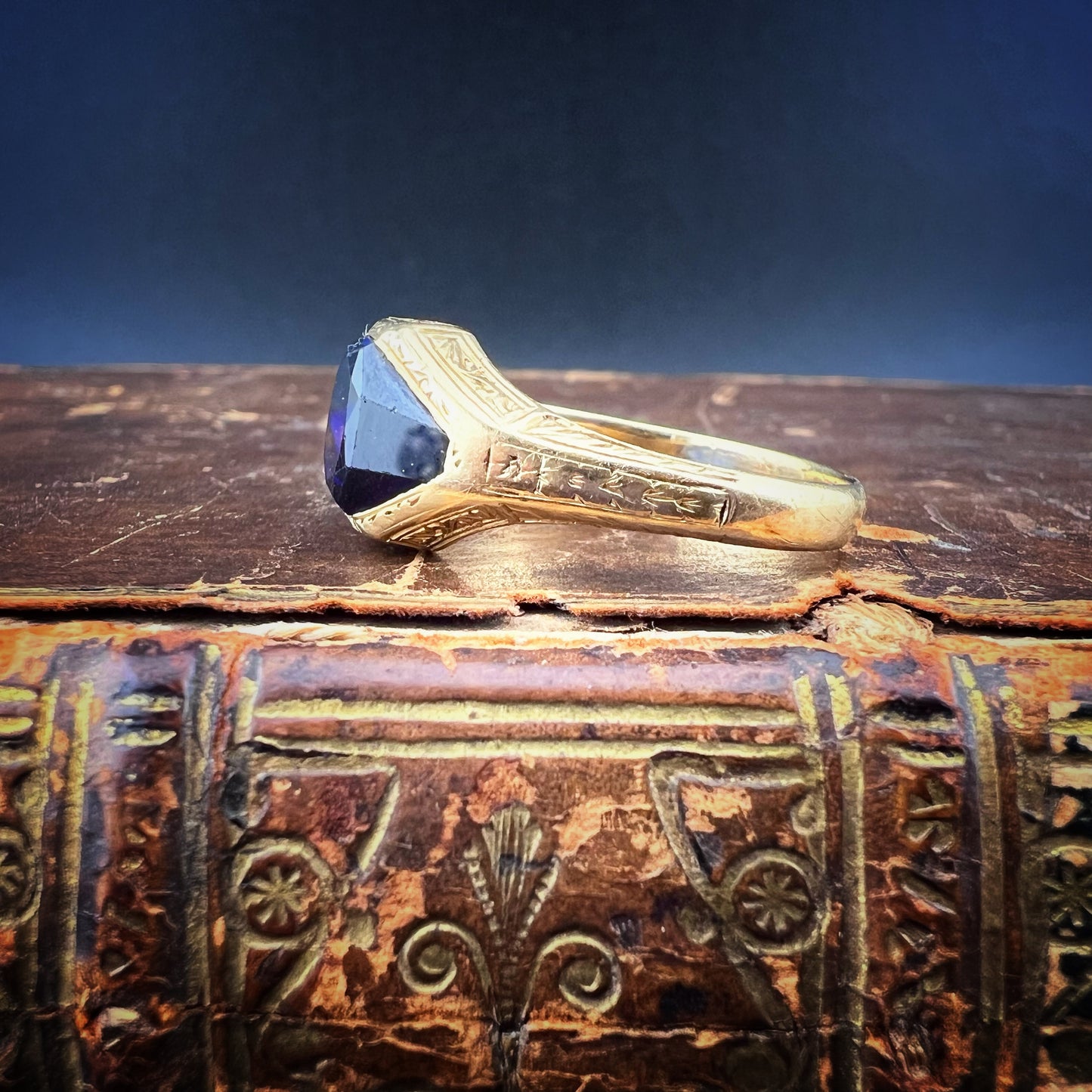Men's 18k gold ring with synthetic sapphire, c. 1920