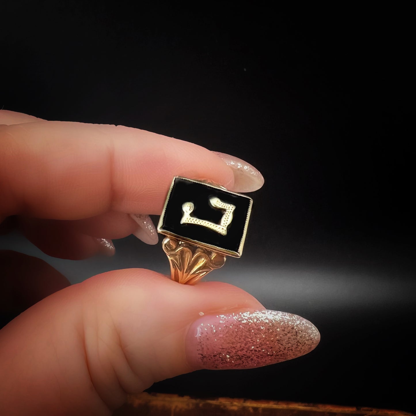 Vintage 1966 Gold- und Onyxring mit goldenem Anfangsbuchstaben L