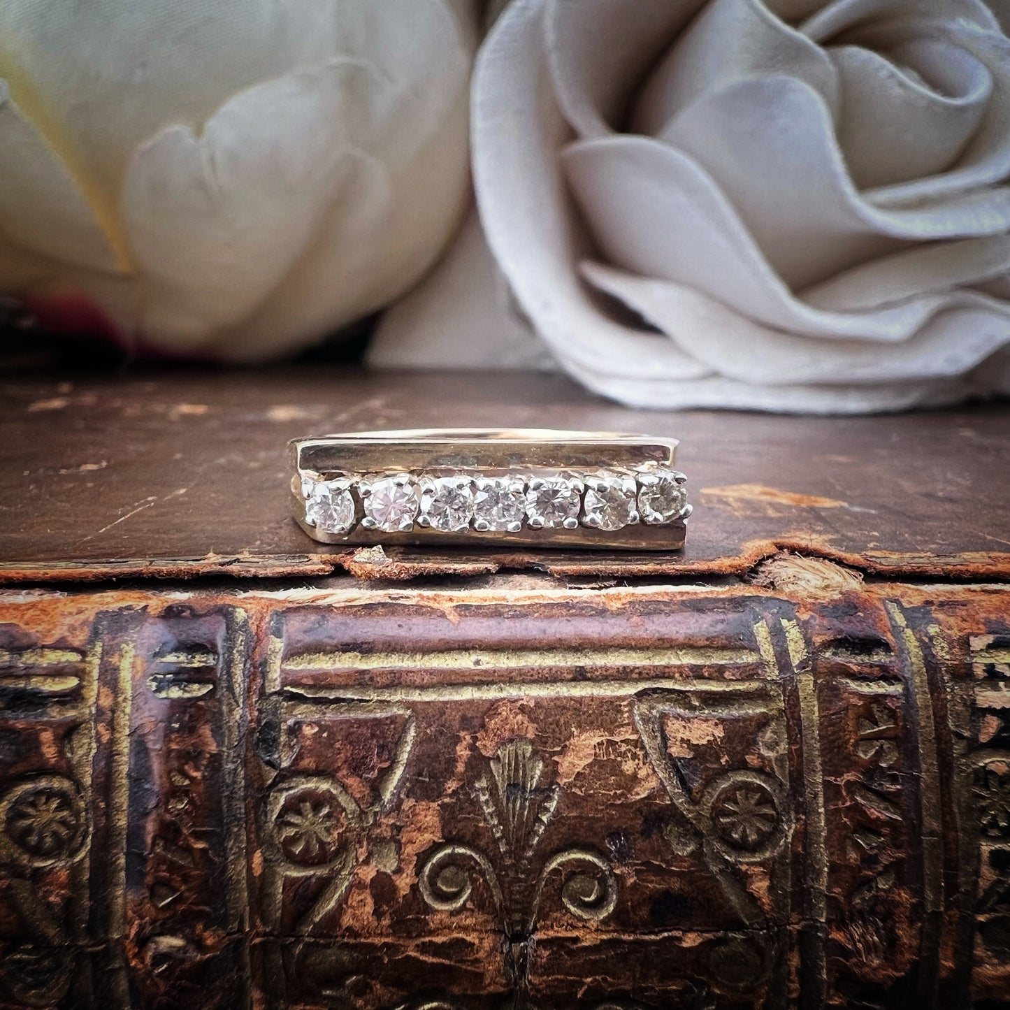 Anello vintage inglese con diamanti – modello a ponte obliquo (Sheffield, 1980)