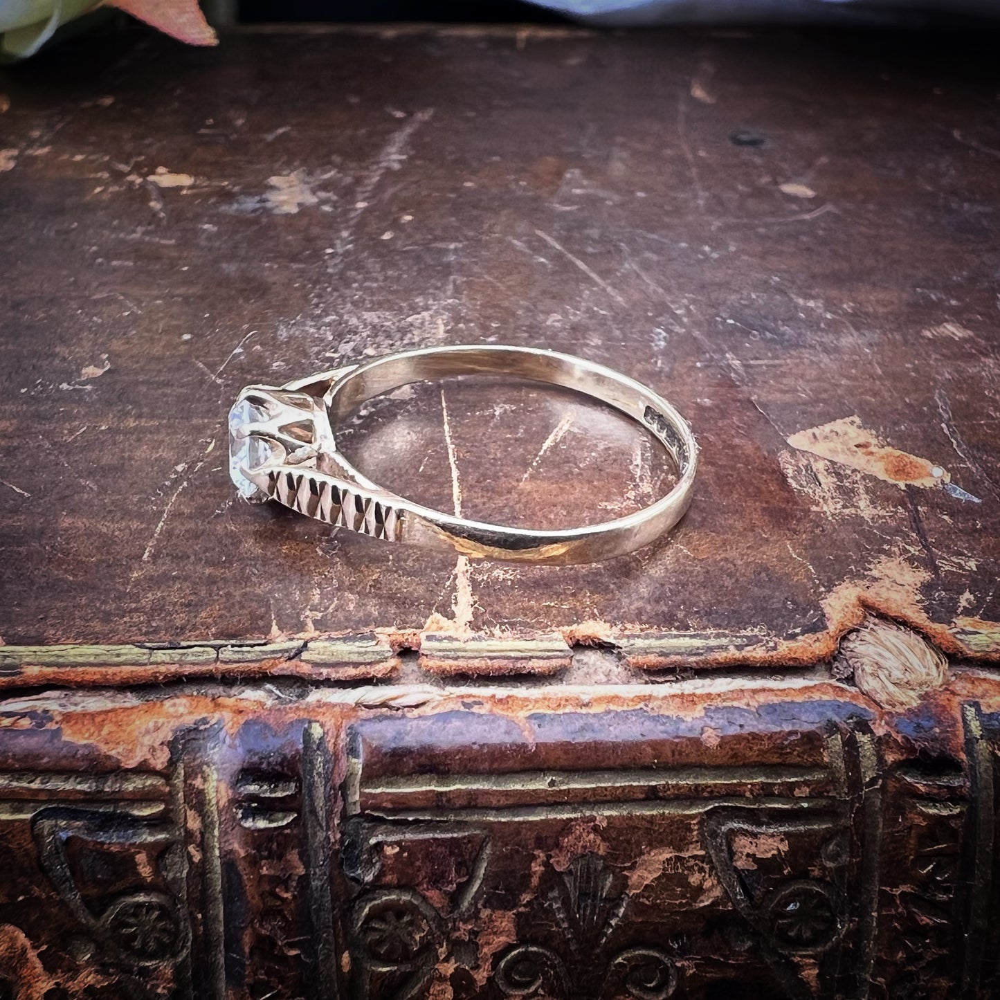 💍 Anello solitario vintage in oro giallo con cubic zirconia – montatura a corona