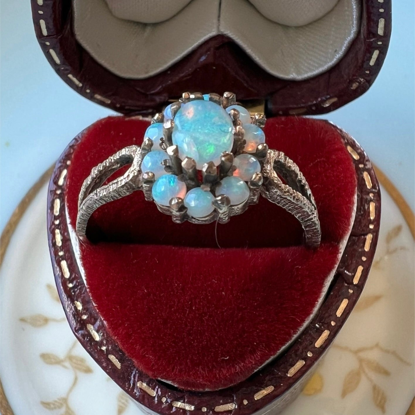 Daisy ring with opals