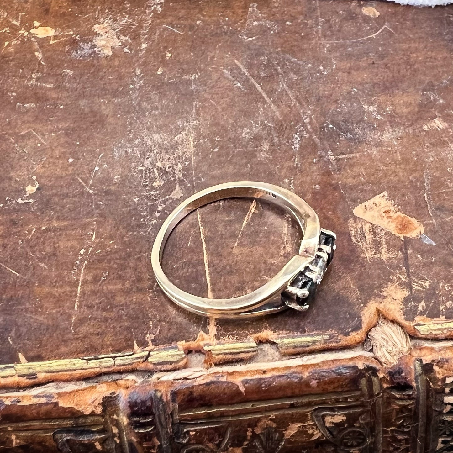 💍 Anello Trilogy Vintage con Zaffiri e Diamante (Londra, 1981)