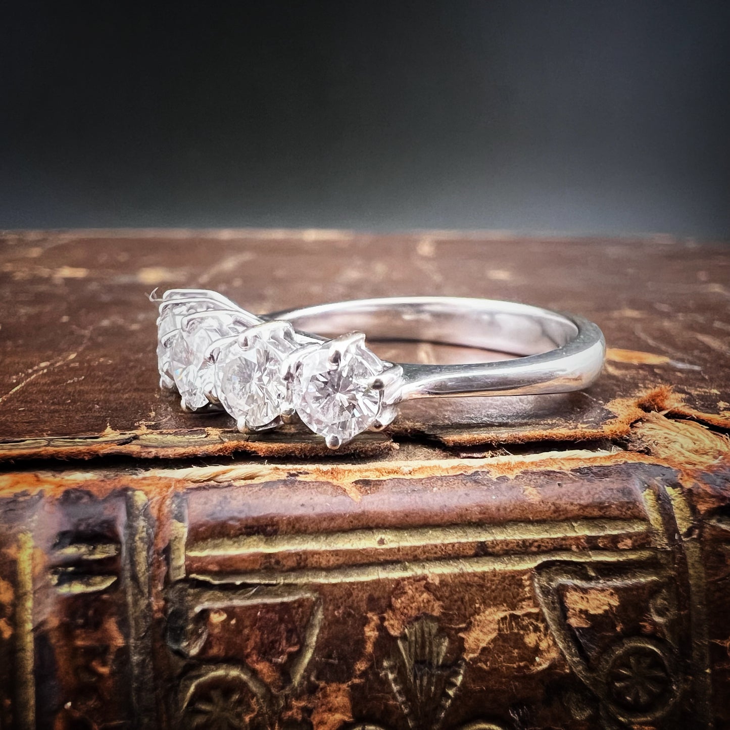 Anello vintage in oro bianco 18 carati e diamanti IF VS - GH 1 ct totale