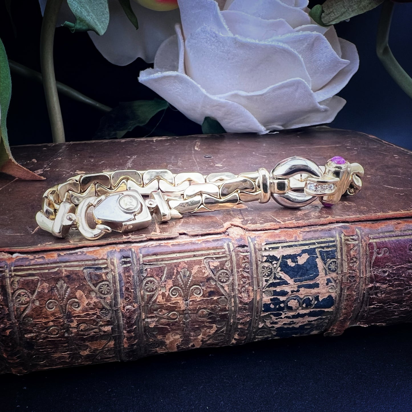 Vintage-Schlangenarmband aus 18 Karat Gelbgold mit Kobra-Glied, Rubinen und Diamanten – 1970er