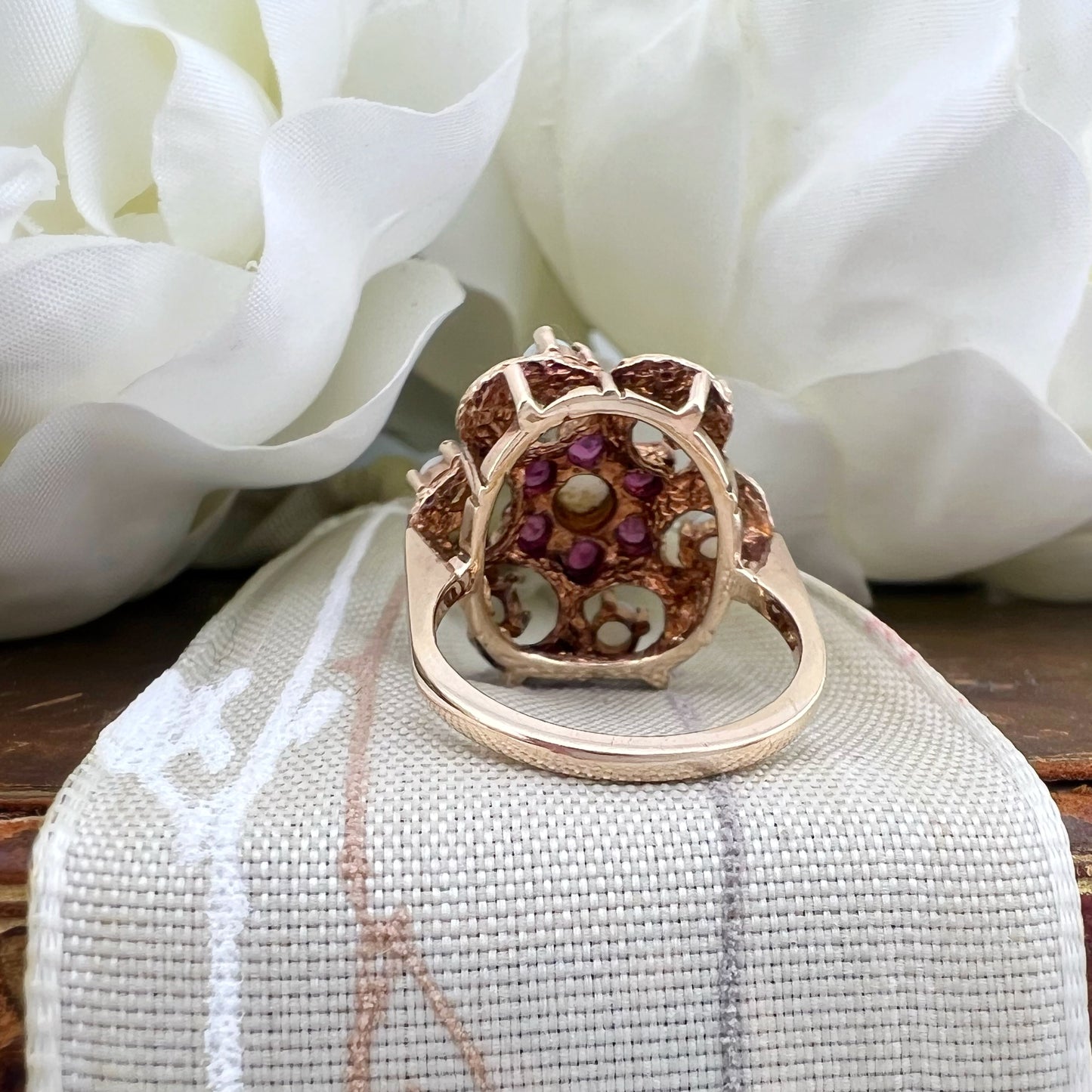 Anello vintage floreale in oro, opali e rubini – Londra 1971