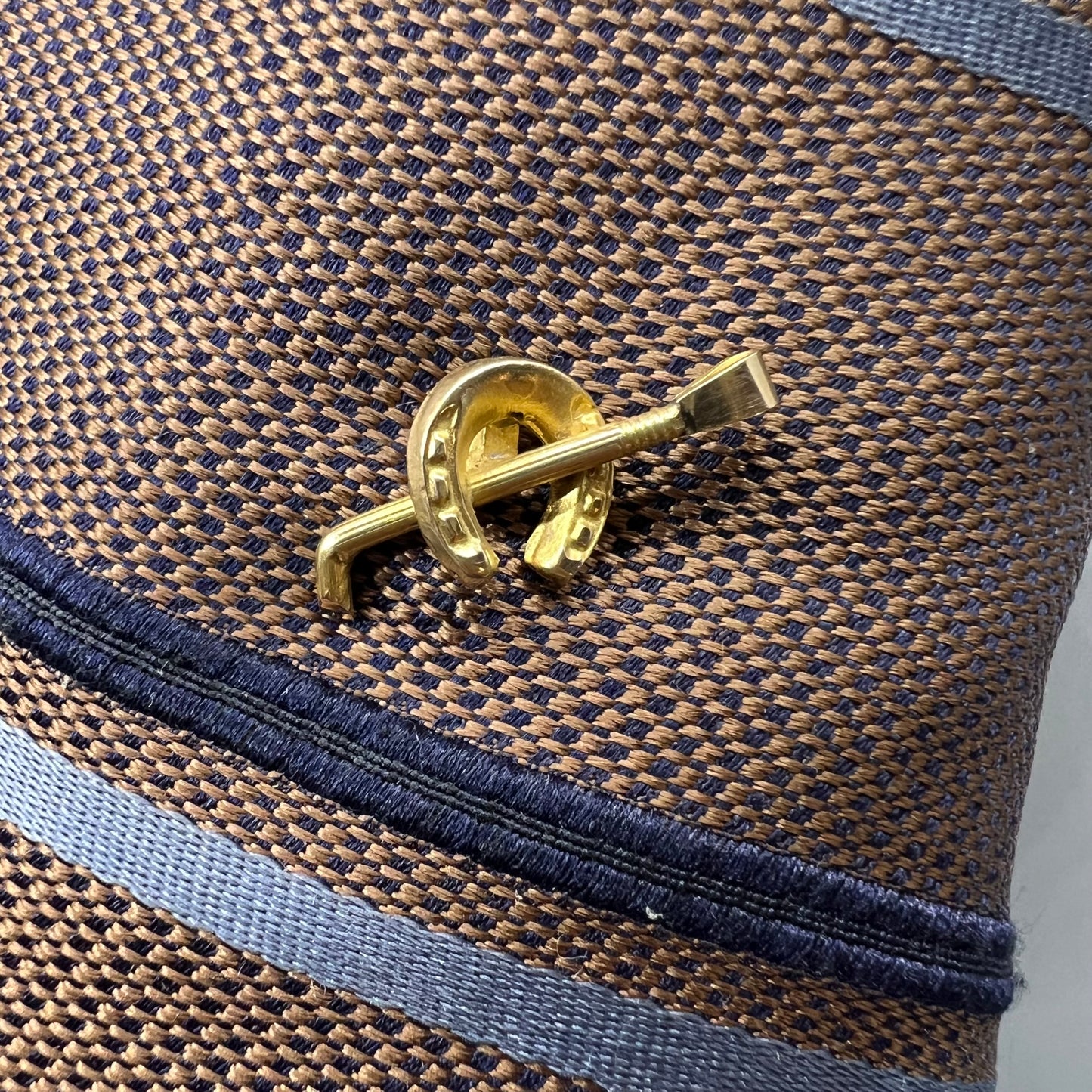 Victorian English 9ct gold tie pin with equestrian decoration