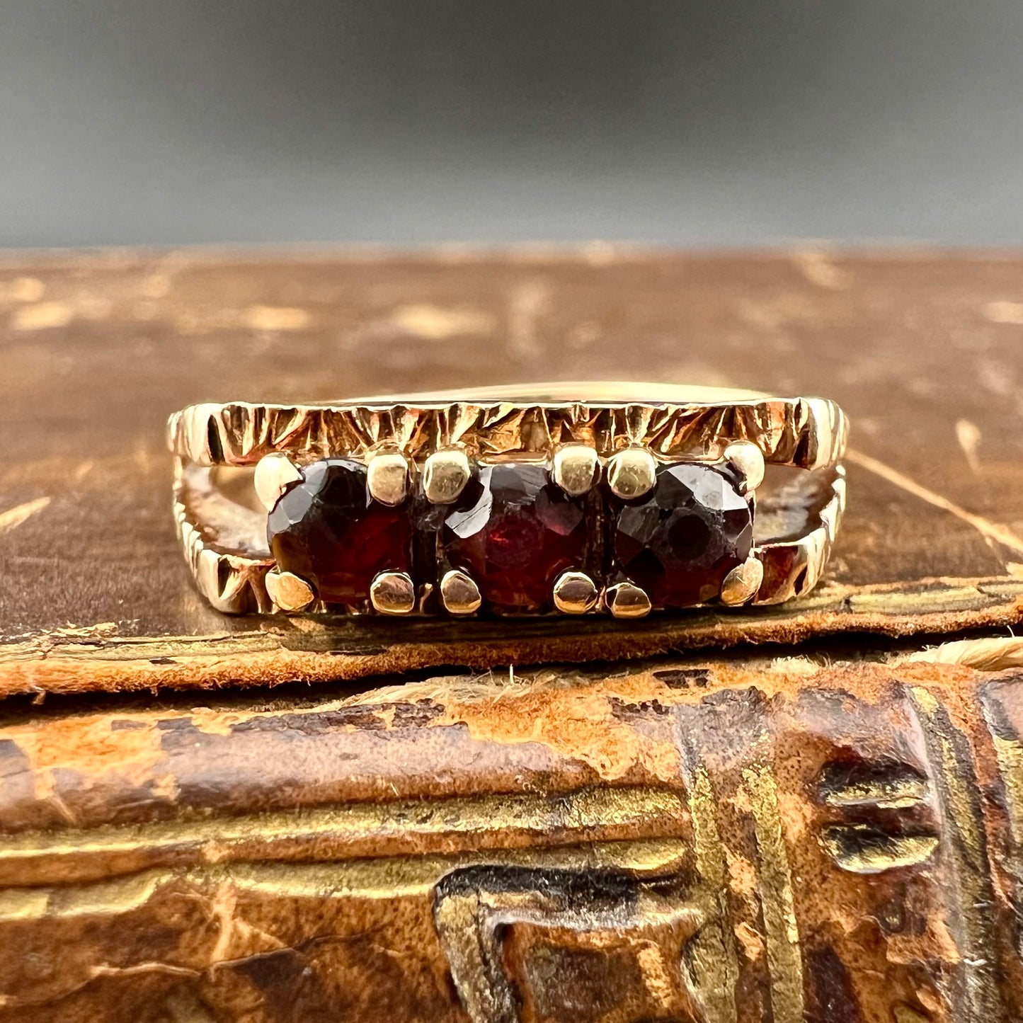 1970s English 9ct gold ring with garnets
