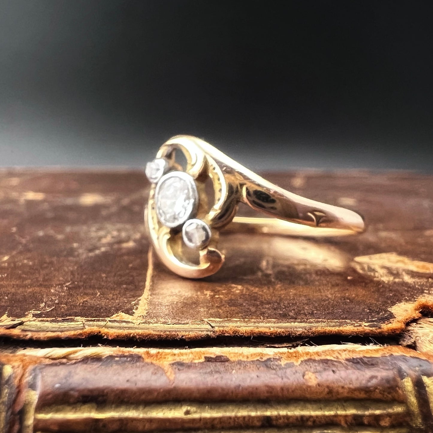 Anello Art Nouveau in oro 18 ct e diamante a taglio europeo