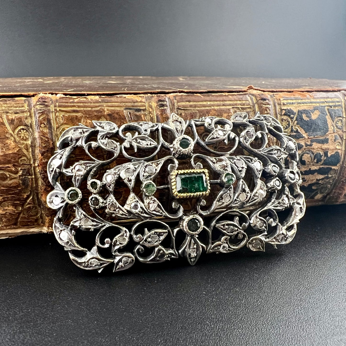 Antique 18K gold and silver brooch with diamonds and a central emerald. Italy, 1900-1910.
