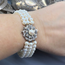 Carica l&#39;immagine nel visualizzatore di Gallery, Bracciale a tre fili di perle con chiusura in oro bianco e zaffiri
